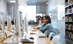 Studierende in einem Computerraum
