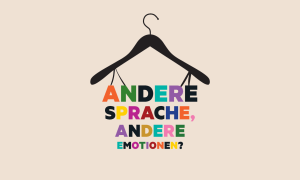 Kleiderbügel mit Text: "Andere Sprache, andere Emotionen?"